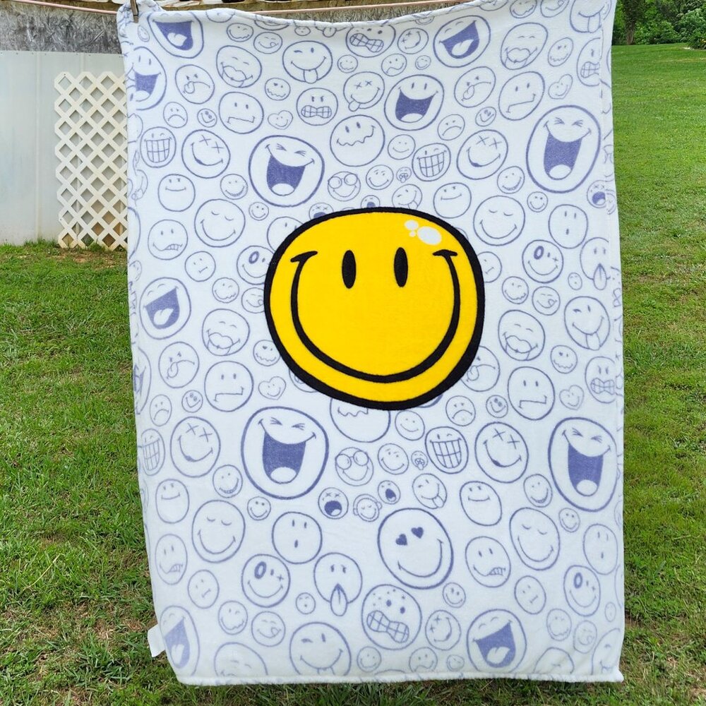 Smiley World 50" x 60" smiley throw blanket